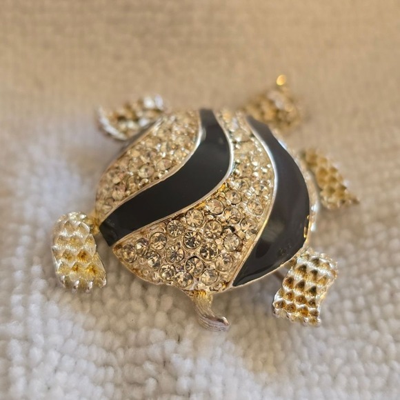 St. John Black and Silver‎ Crystal Turtle Brooch - Picture 3 of 11